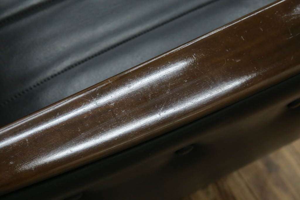 和製ヴィンテージ　縦ステッチとくるみボタンがアクセントのレトロなデザインの1人掛けソファ2脚　(R-085133)