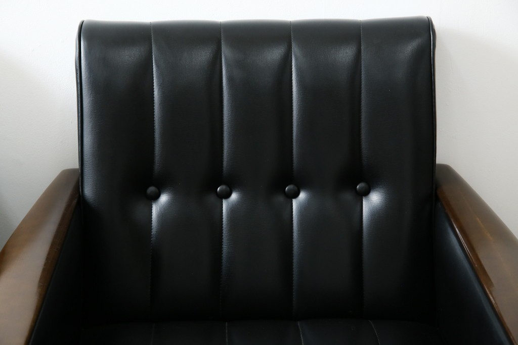 和製ヴィンテージ　縦ステッチとくるみボタンがアクセントのレトロなデザインの1人掛けソファ2脚　(R-085133)