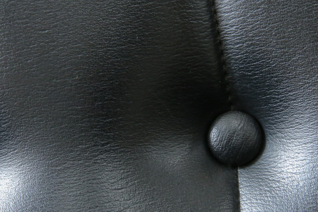 和製ヴィンテージ　縦ステッチとくるみボタンがアクセントのレトロなデザインの1人掛けソファ2脚　(R-085133)