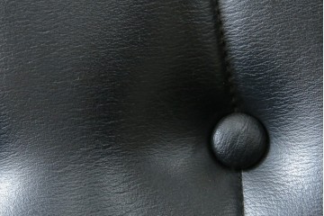 和製ヴィンテージ　縦ステッチとくるみボタンがアクセントのレトロなデザインの1人掛けソファ2脚　(R-085133)