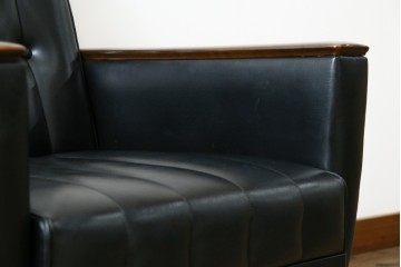 和製ヴィンテージ　縦ステッチとくるみボタンがアクセントのレトロなデザインの1人掛けソファ2脚　(R-085133)