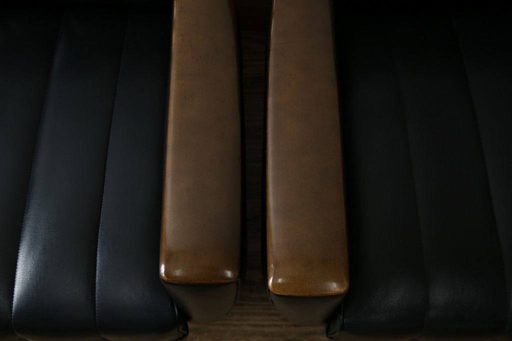 和製ヴィンテージ　縦ステッチとくるみボタンがアクセントのレトロなデザインの1人掛けソファ2脚　(R-085133)