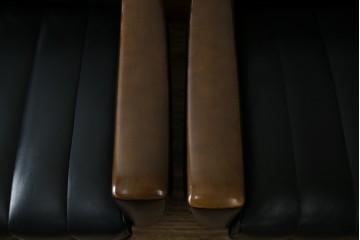 和製ヴィンテージ　縦ステッチとくるみボタンがアクセントのレトロなデザインの1人掛けソファ2脚　(R-085133)