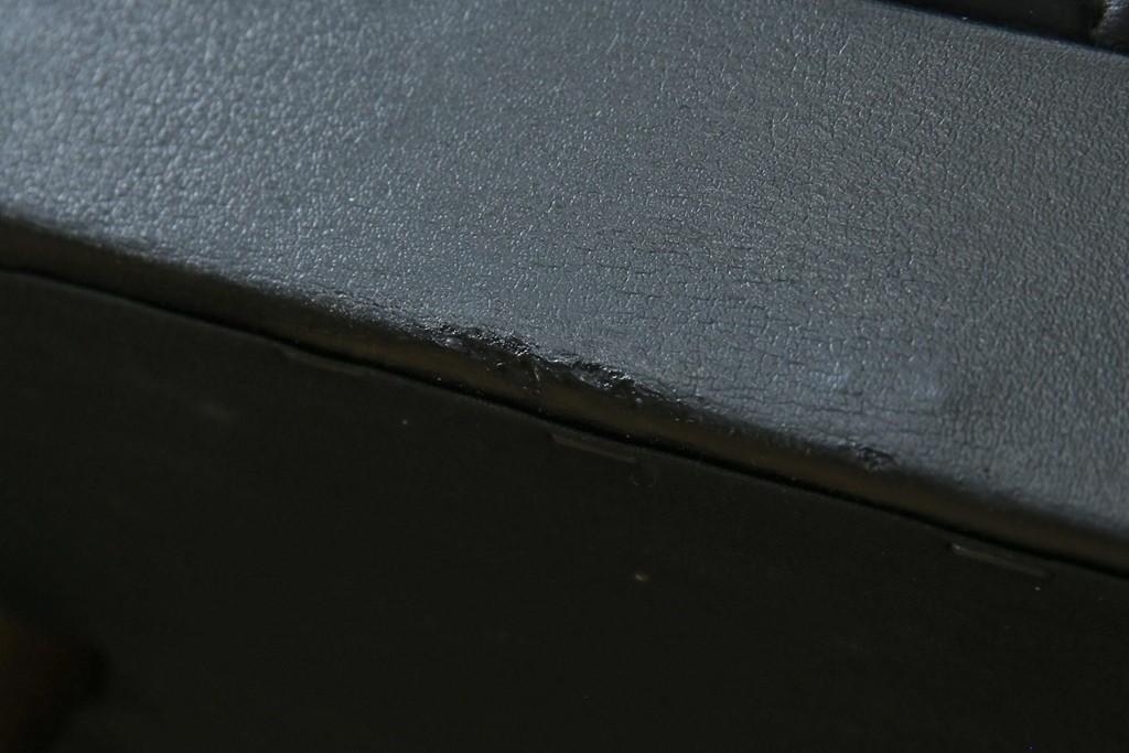 和製ヴィンテージ　縦ステッチとくるみボタンがアクセントのレトロなデザインの1人掛けソファ2脚　(R-085133)