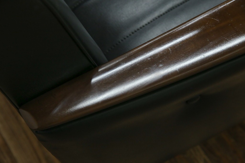 和製ヴィンテージ　縦ステッチとくるみボタンがアクセントのレトロなデザインの1人掛けソファ2脚　(R-085133)