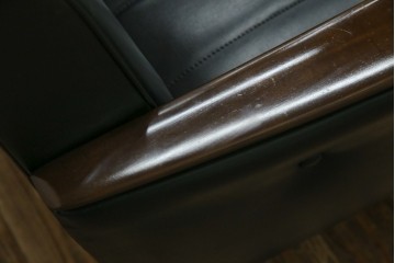 和製ヴィンテージ　縦ステッチとくるみボタンがアクセントのレトロなデザインの1人掛けソファ2脚　(R-085133)