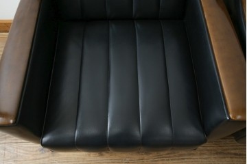 和製ヴィンテージ　縦ステッチとくるみボタンがアクセントのレトロなデザインの1人掛けソファ2脚　(R-085133)