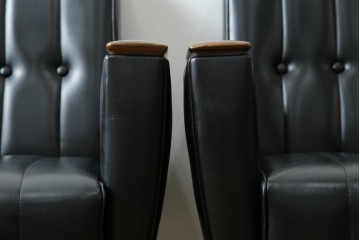 和製ヴィンテージ　縦ステッチとくるみボタンがアクセントのレトロなデザインの1人掛けソファ2脚　(R-085133)