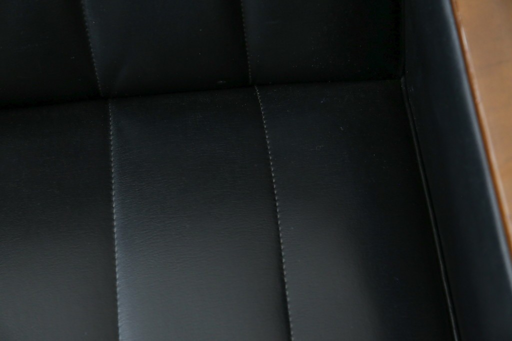 和製ヴィンテージ　縦ステッチとくるみボタンがアクセントのレトロなデザインの1人掛けソファ2脚　(R-085133)