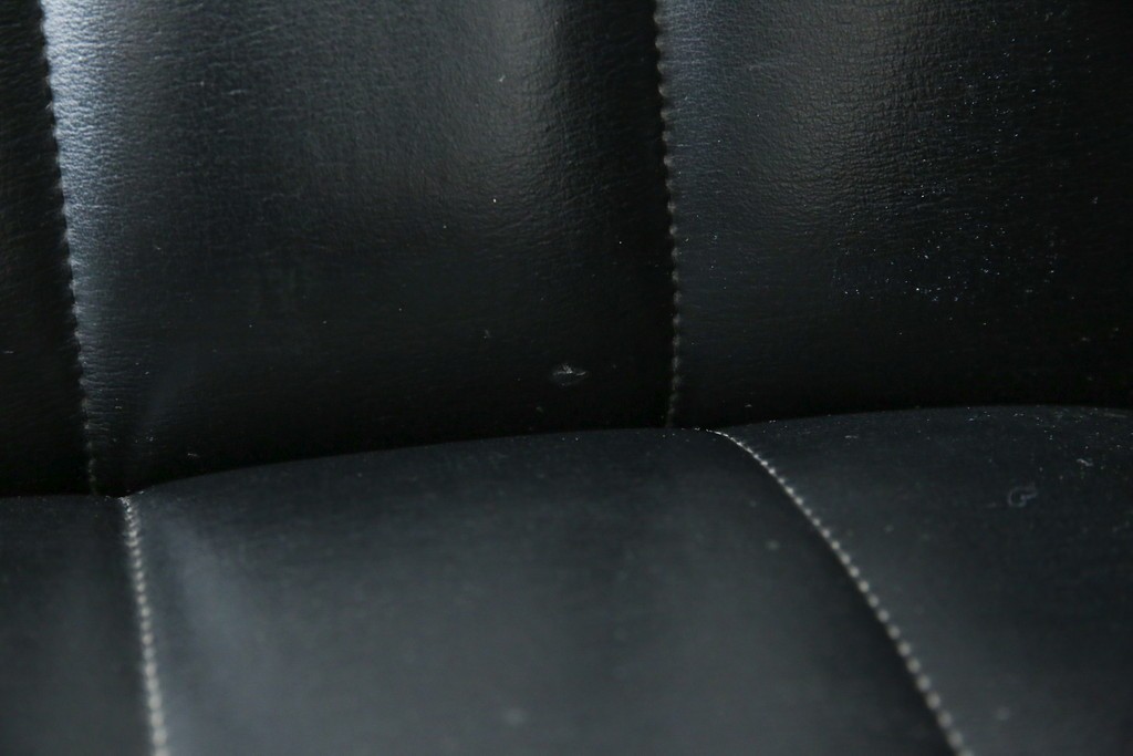 和製ヴィンテージ　縦ステッチとくるみボタンがアクセントのレトロなデザインの1人掛けソファ2脚　(R-085133)