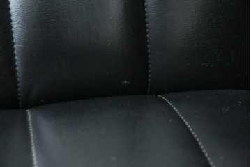 和製ヴィンテージ　縦ステッチとくるみボタンがアクセントのレトロなデザインの1人掛けソファ2脚　(R-085133)