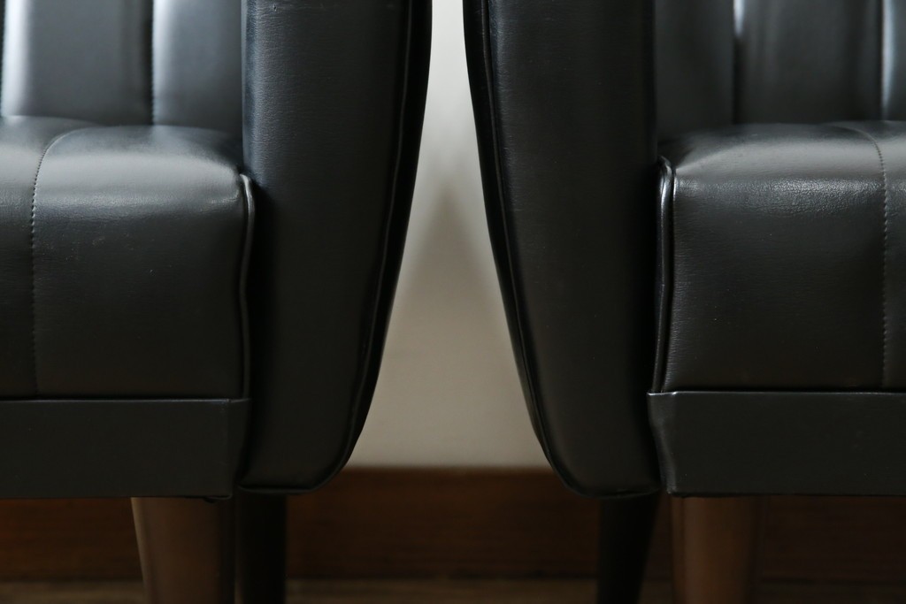 和製ヴィンテージ　縦ステッチとくるみボタンがアクセントのレトロなデザインの1人掛けソファ2脚　(R-085133)