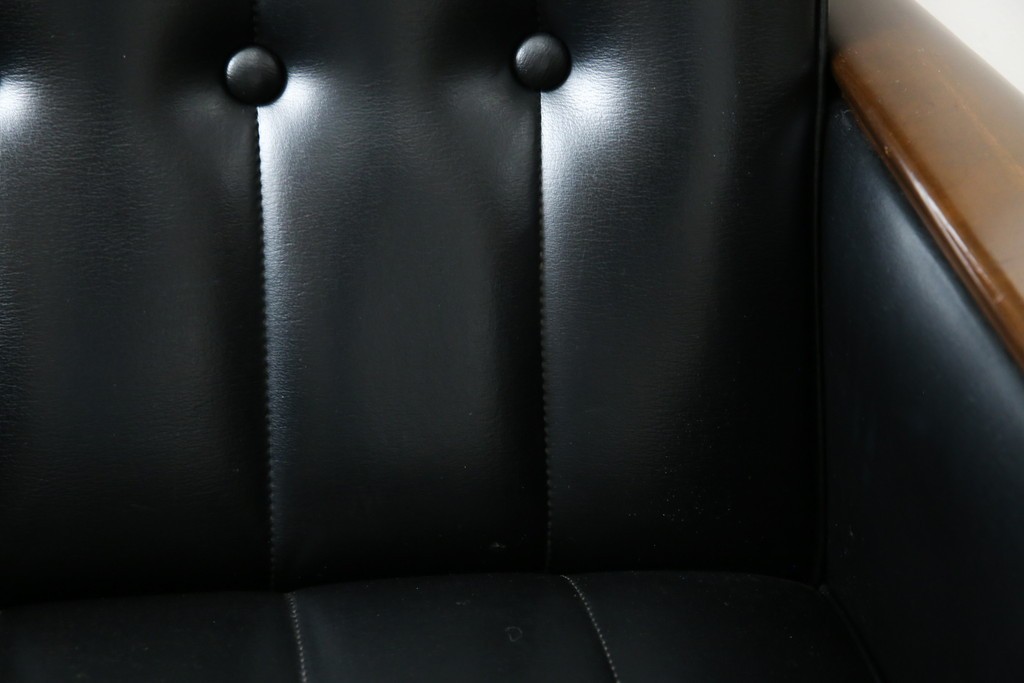 和製ヴィンテージ　縦ステッチとくるみボタンがアクセントのレトロなデザインの1人掛けソファ2脚　(R-085133)