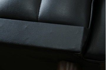 和製ヴィンテージ　縦ステッチとくるみボタンがアクセントのレトロなデザインの1人掛けソファ2脚　(R-085133)