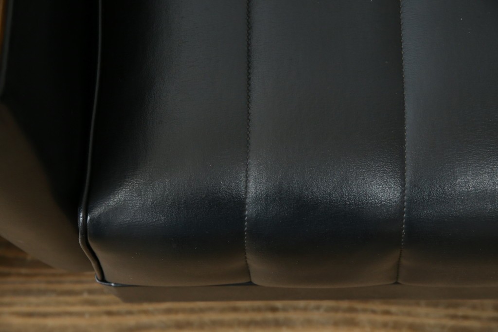 和製ヴィンテージ　縦ステッチとくるみボタンがアクセントのレトロなデザインの1人掛けソファ2脚　(R-085133)