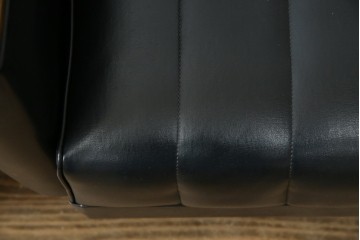 和製ヴィンテージ　縦ステッチとくるみボタンがアクセントのレトロなデザインの1人掛けソファ2脚　(R-085133)