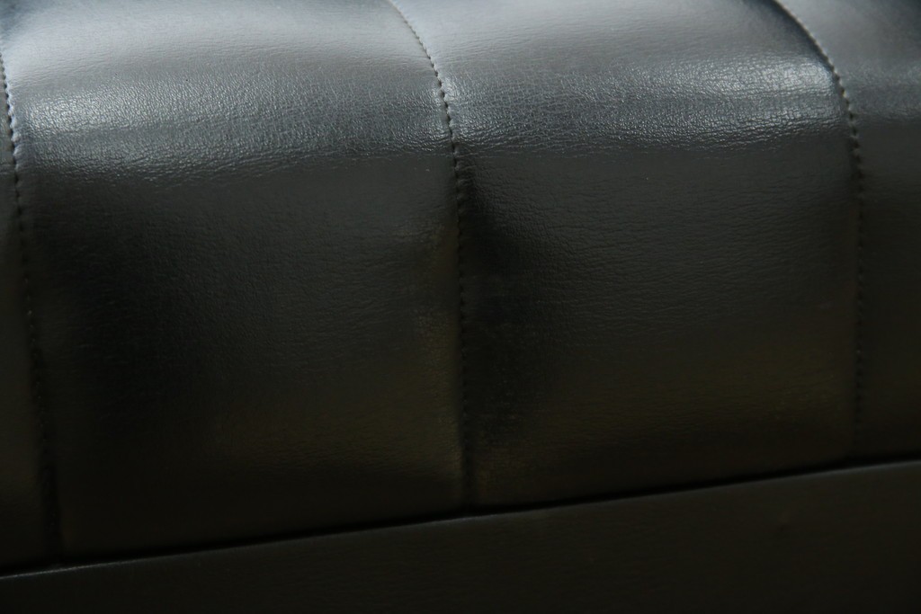 和製ヴィンテージ　縦ステッチとくるみボタンがアクセントのレトロなデザインの1人掛けソファ2脚　(R-085133)