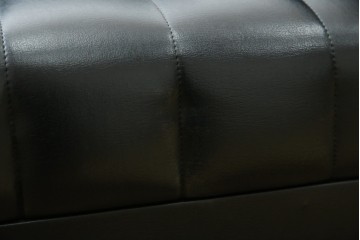 和製ヴィンテージ　縦ステッチとくるみボタンがアクセントのレトロなデザインの1人掛けソファ2脚　(R-085133)