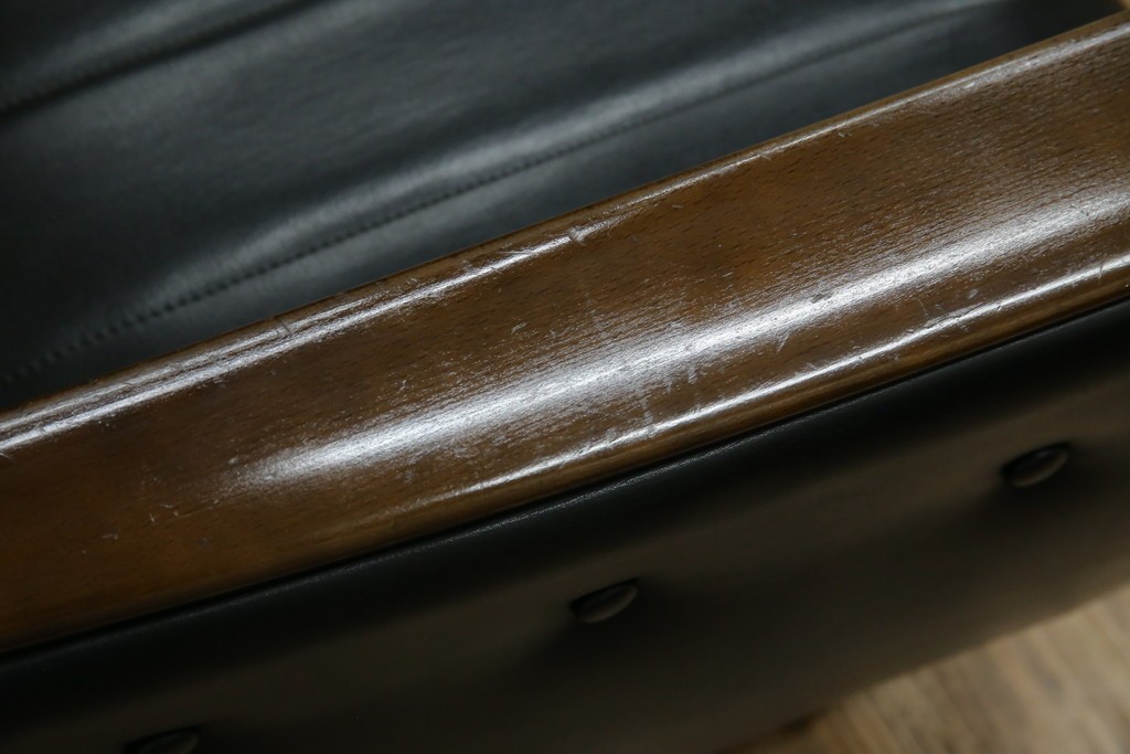 和製ヴィンテージ　縦ステッチとくるみボタンがアクセントのレトロなデザインの1人掛けソファ2脚　(R-085133)