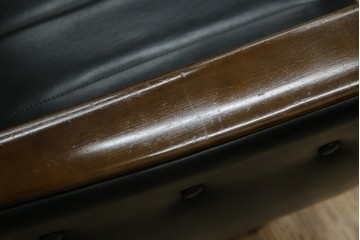 和製ヴィンテージ　縦ステッチとくるみボタンがアクセントのレトロなデザインの1人掛けソファ2脚　(R-085133)