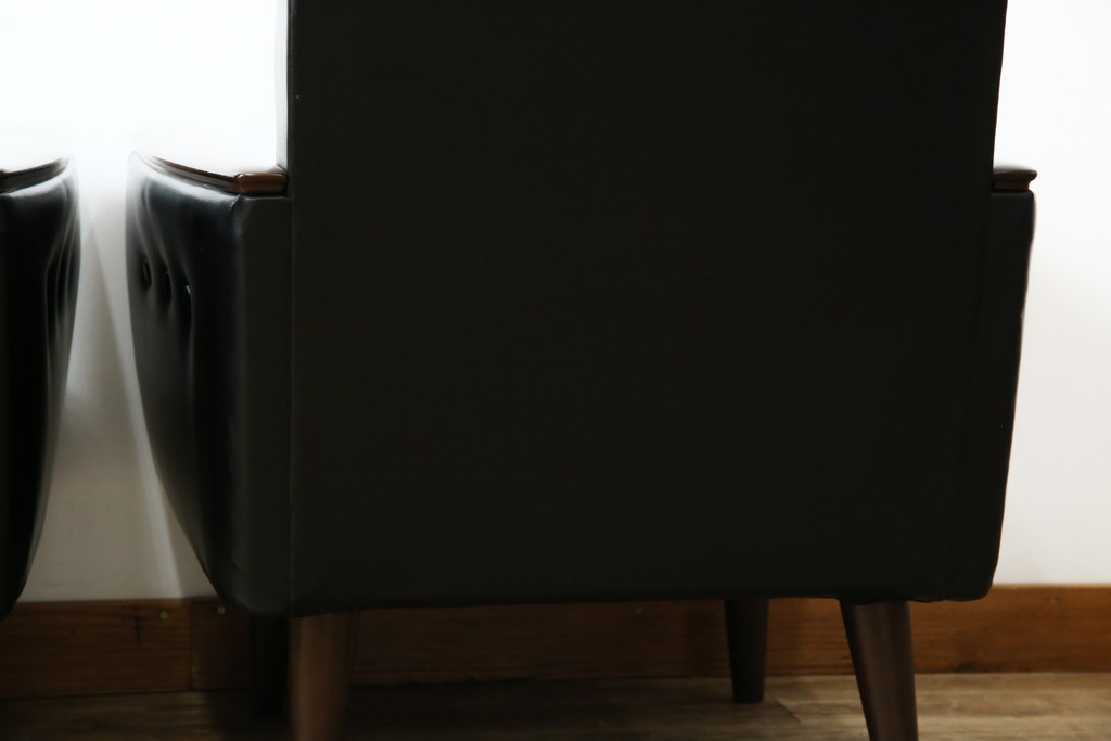 和製ヴィンテージ　縦ステッチとくるみボタンがアクセントのレトロなデザインの1人掛けソファ2脚　(R-085133)