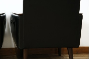 和製ヴィンテージ　縦ステッチとくるみボタンがアクセントのレトロなデザインの1人掛けソファ2脚　(R-085133)