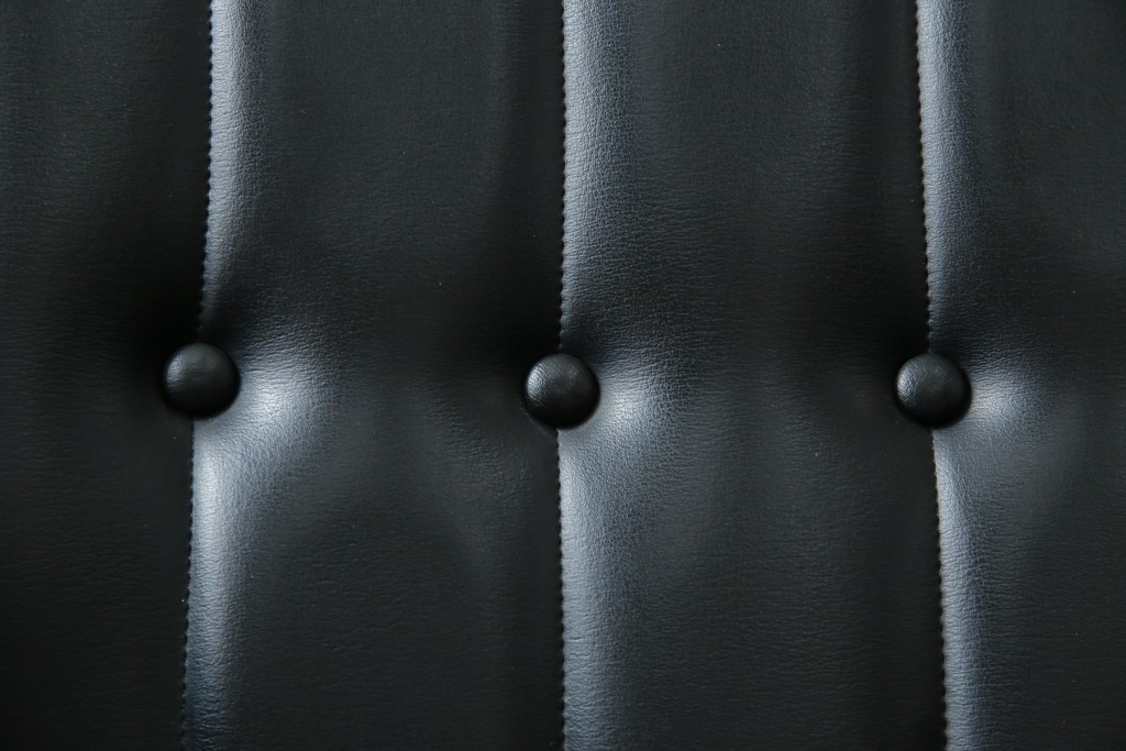 和製ヴィンテージ　縦ステッチとくるみボタンがアクセントのレトロなデザインの1人掛けソファ2脚　(R-085133)