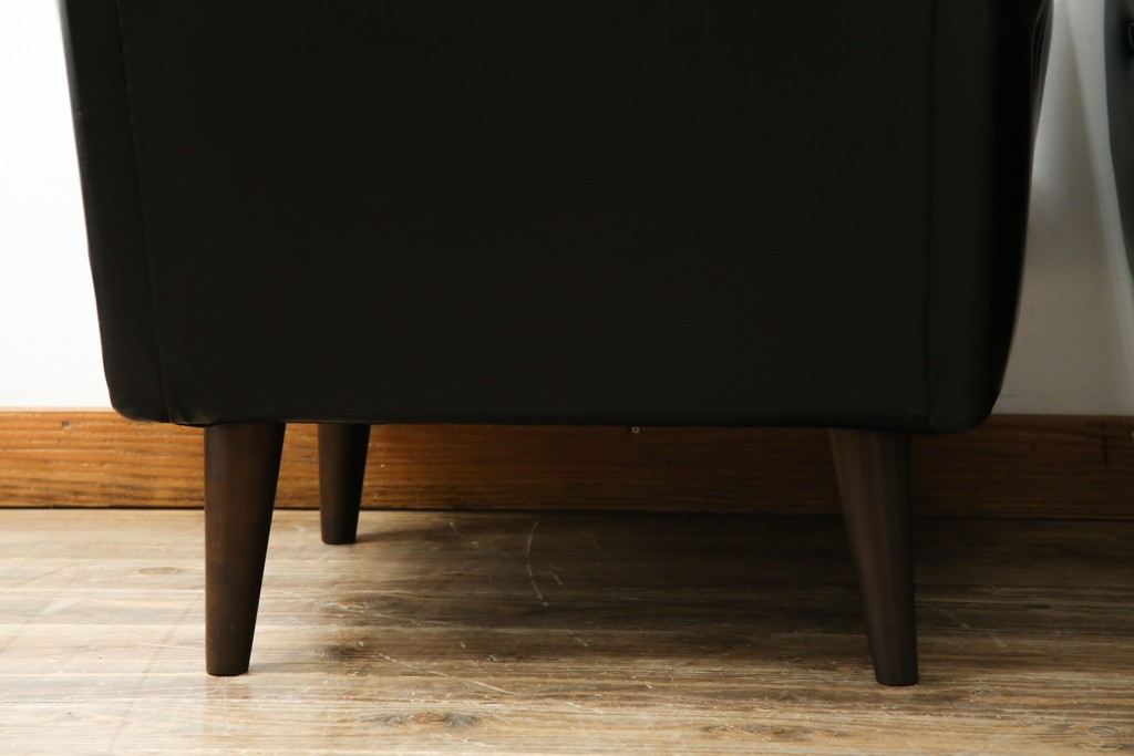 和製ヴィンテージ　縦ステッチとくるみボタンがアクセントのレトロなデザインの1人掛けソファ2脚　(R-085133)