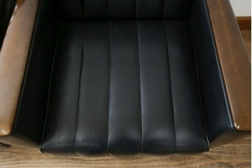 和製ヴィンテージ　縦ステッチとくるみボタンがアクセントのレトロなデザインの1人掛けソファ2脚　(R-085133)