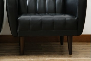 和製ヴィンテージ　縦ステッチとくるみボタンがアクセントのレトロなデザインの1人掛けソファ2脚　(R-085133)