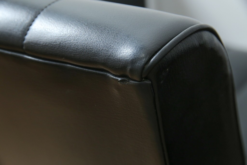 和製ヴィンテージ　縦ステッチとくるみボタンがアクセントのレトロなデザインの1人掛けソファ2脚　(R-085133)