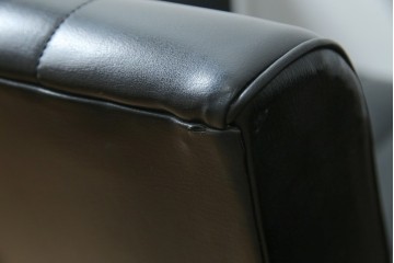 和製ヴィンテージ　縦ステッチとくるみボタンがアクセントのレトロなデザインの1人掛けソファ2脚　(R-085133)