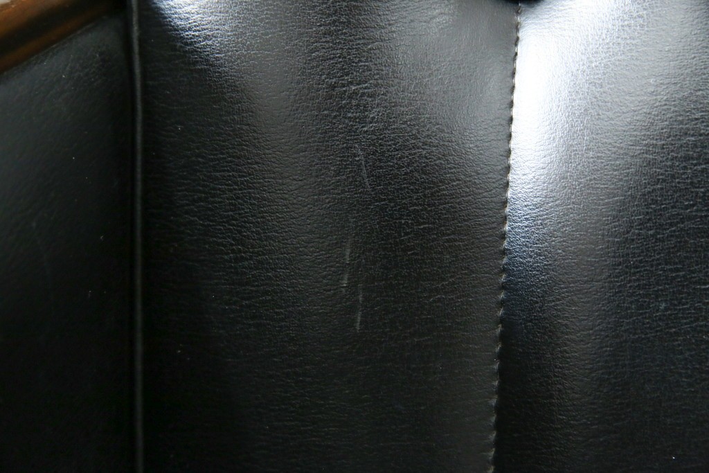 和製ヴィンテージ　縦ステッチとくるみボタンがアクセントのレトロなデザインの1人掛けソファ2脚　(R-085133)