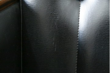 和製ヴィンテージ　縦ステッチとくるみボタンがアクセントのレトロなデザインの1人掛けソファ2脚　(R-085133)