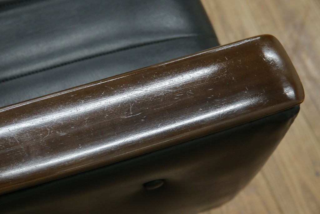 和製ヴィンテージ　縦ステッチとくるみボタンがアクセントのレトロなデザインの1人掛けソファ2脚　(R-085133)