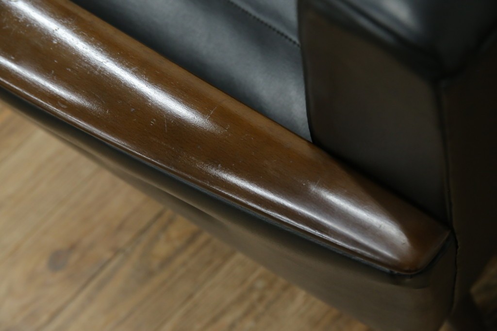 和製ヴィンテージ　縦ステッチとくるみボタンがアクセントのレトロなデザインの1人掛けソファ2脚　(R-085133)