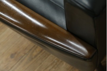 和製ヴィンテージ　縦ステッチとくるみボタンがアクセントのレトロなデザインの1人掛けソファ2脚　(R-085133)