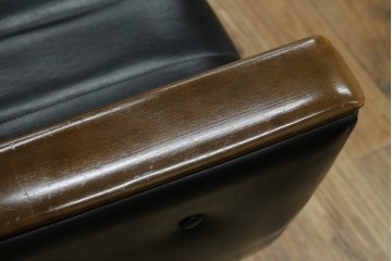 和製ヴィンテージ　縦ステッチとくるみボタンがアクセントのレトロなデザインの1人掛けソファ2脚　(R-085133)