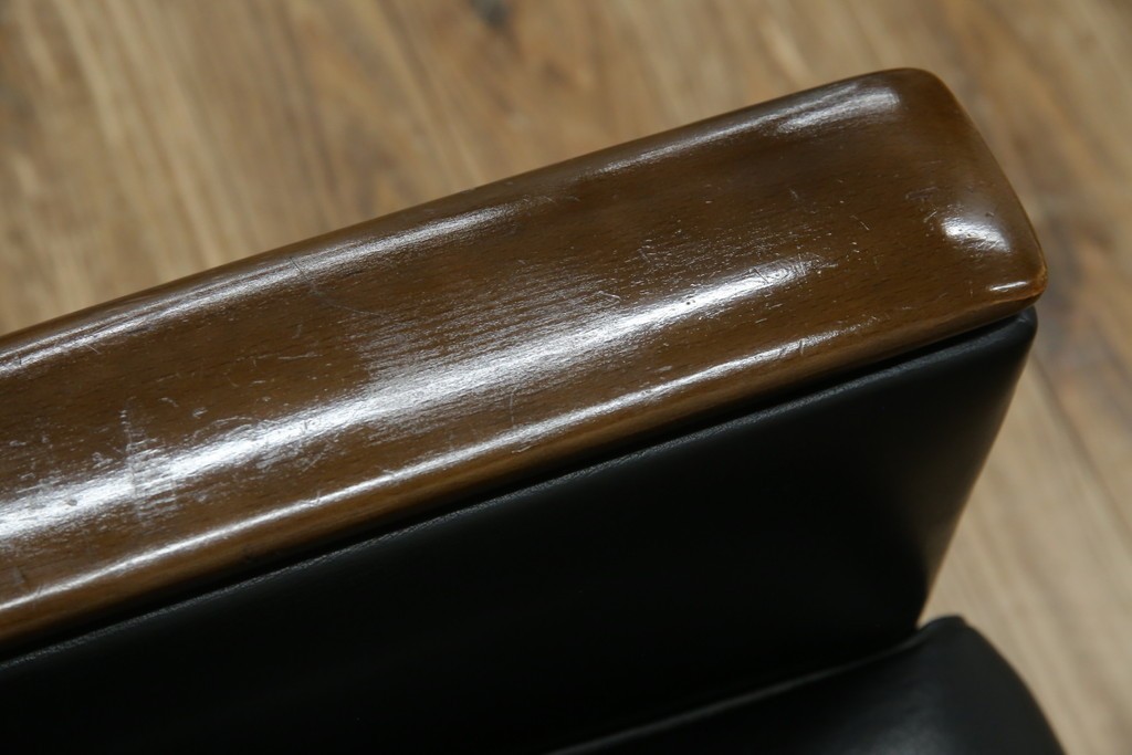 和製ヴィンテージ　縦ステッチとくるみボタンがアクセントのレトロなデザインの1人掛けソファ2脚　(R-085133)