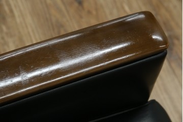 和製ヴィンテージ　縦ステッチとくるみボタンがアクセントのレトロなデザインの1人掛けソファ2脚　(R-085133)