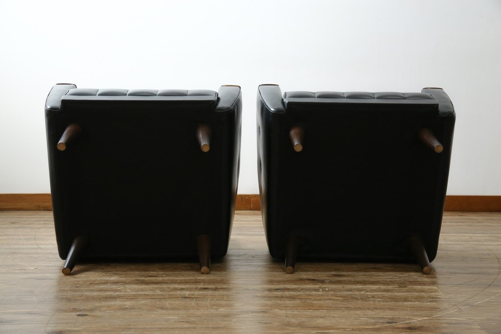 和製ヴィンテージ　縦ステッチとくるみボタンがアクセントのレトロなデザインの1人掛けソファ2脚　(R-085133)