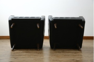 和製ヴィンテージ　縦ステッチとくるみボタンがアクセントのレトロなデザインの1人掛けソファ2脚　(R-085133)