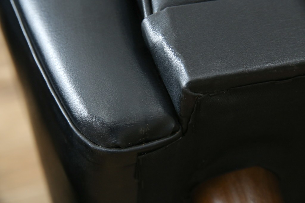 和製ヴィンテージ　縦ステッチとくるみボタンがアクセントのレトロなデザインの1人掛けソファ2脚　(R-085133)