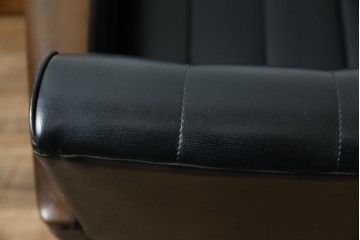 和製ヴィンテージ　縦ステッチとくるみボタンがアクセントのレトロなデザインの1人掛けソファ2脚　(R-085133)