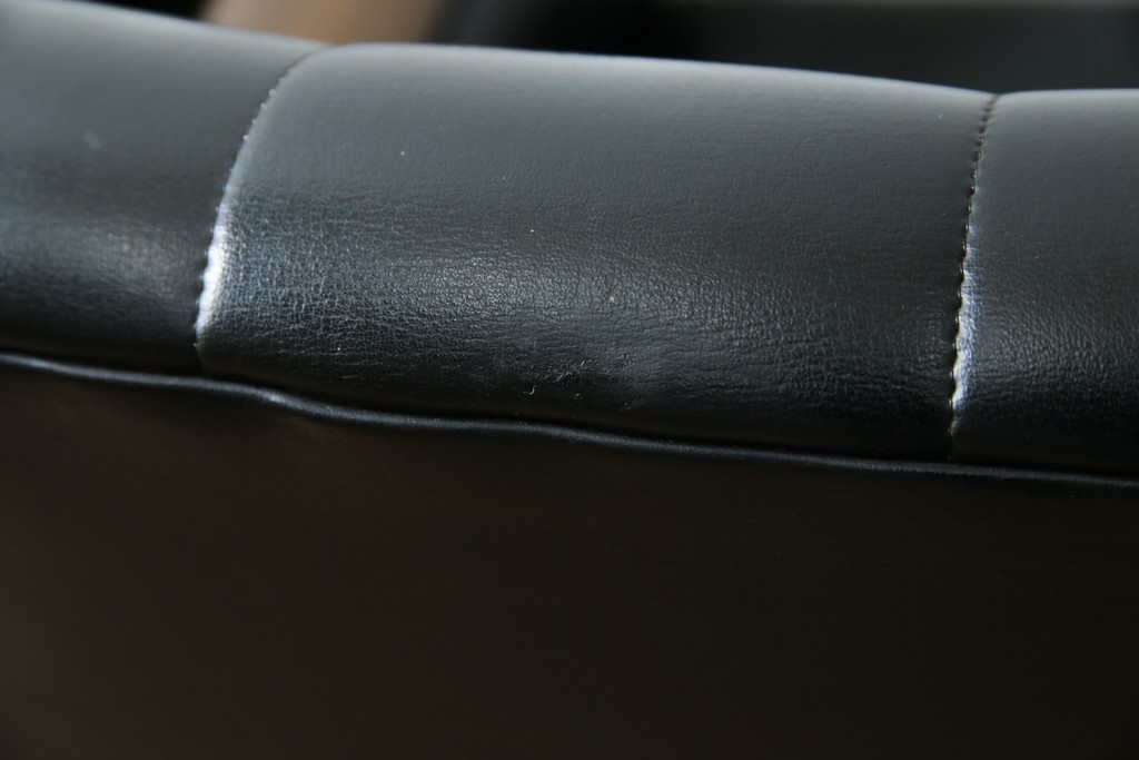 和製ヴィンテージ　縦ステッチとくるみボタンがアクセントのレトロなデザインの1人掛けソファ2脚　(R-085133)