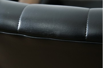 和製ヴィンテージ　縦ステッチとくるみボタンがアクセントのレトロなデザインの1人掛けソファ2脚　(R-085133)