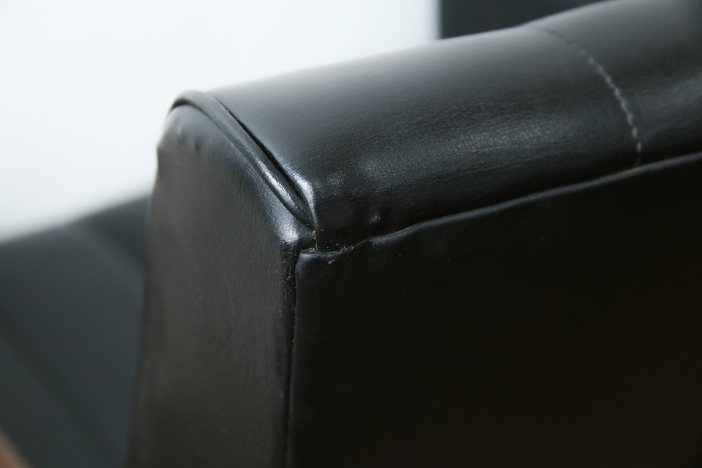 和製ヴィンテージ　縦ステッチとくるみボタンがアクセントのレトロなデザインの1人掛けソファ2脚　(R-085133)