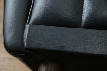 和製ヴィンテージ　縦ステッチとくるみボタンがアクセントのレトロなデザインの1人掛けソファ2脚　(R-085133)