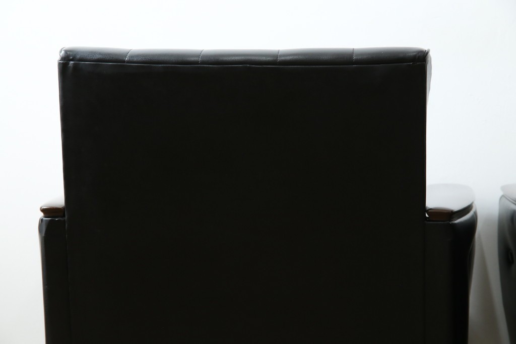 和製ヴィンテージ　縦ステッチとくるみボタンがアクセントのレトロなデザインの1人掛けソファ2脚　(R-085133)