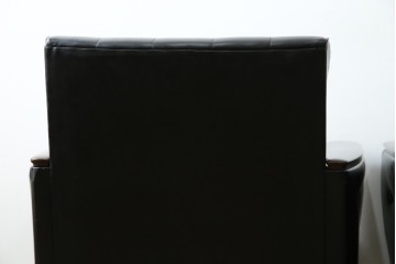 和製ヴィンテージ　縦ステッチとくるみボタンがアクセントのレトロなデザインの1人掛けソファ2脚　(R-085133)